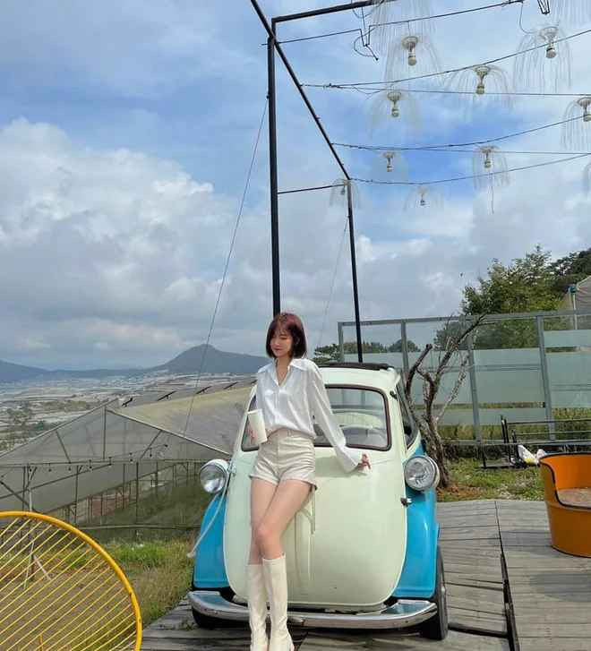 Được biết Phương Linh sở hữu chiều cao 1m7, làn da trắng trẻo và nhan sắc xinh xắn ưa nhìn.