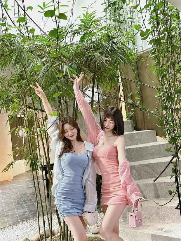 Phương Linh (váy hồng) và người bạn mở chung shop (Ảnh: NVCC)