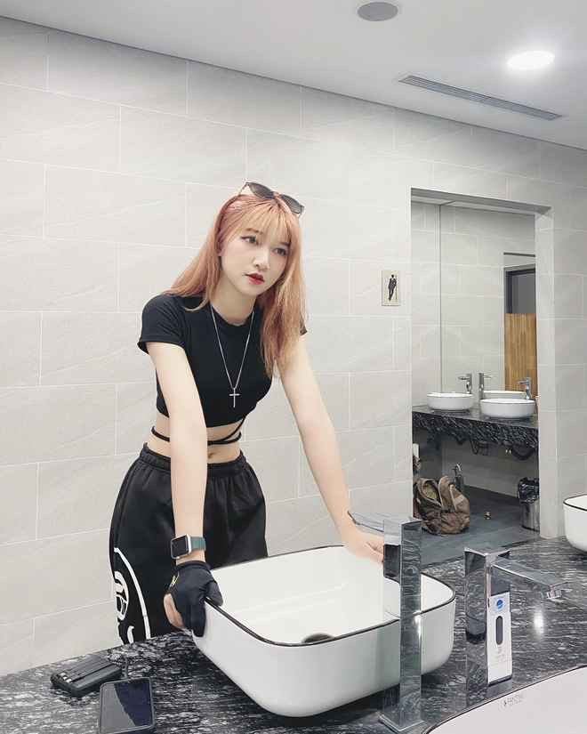 Tuy nhiên không thể phủ nhận một trong những điểm ấn tượng trong video của Phương Linh là nhan sắc của cô nàng.