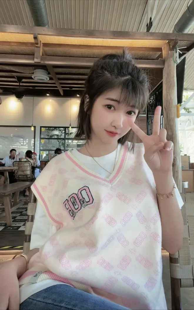 Trong clip của mình, cú ngã giả vờ của Linh được ghép với meme ngã hot hit trên mạng. Nhân tiện đang ngã, cô nàng PR cho sản phẩm của mình kèm những câu mời chào khách hàng như “đẹp lắm”, “mua không”, “mua đi” khiến cư dân mạng phải bật cười và lan truyền rộng rãi.