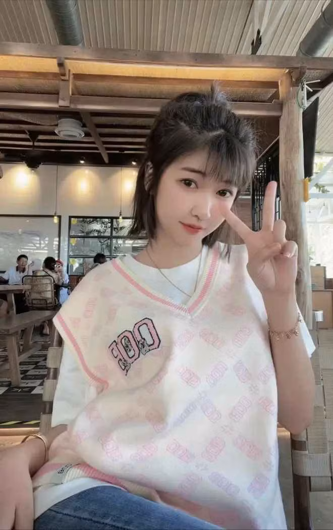 Trong clip của mình, cú ngã giả vờ của Linh được ghép với meme ngã hot hit trên mạng. Nhân tiện đang ngã, cô nàng PR cho sản phẩm của mình kèm những câu mời chào khách hàng như “đẹp lắm”, “mua không”, “mua đi” khiến cư dân mạng phải bật cười và lan truyền rộng rãi.