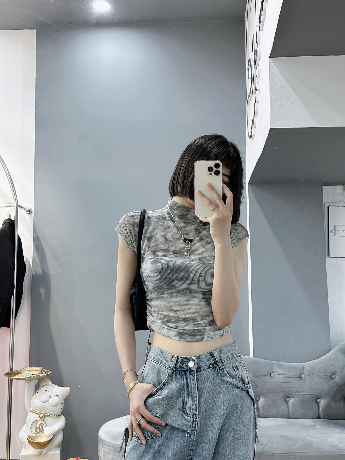 Theo tìm hiểu, chủ nhân tạo ra trend “ngã mua không” là của cô bạn có tên Phương Linh (sinh năm 2001), kinh doanh quần áo ở Hà Nội.