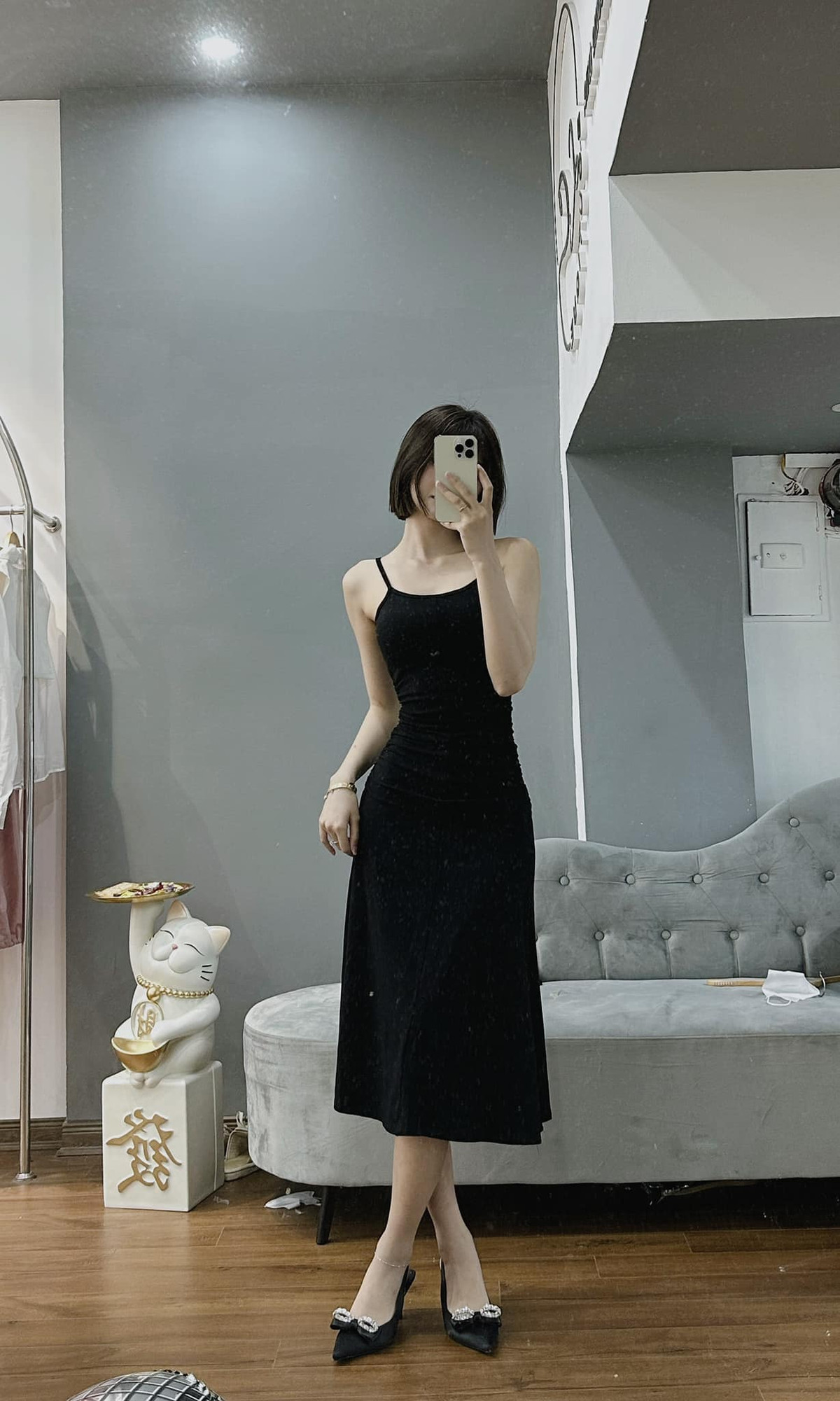 Thú vị hơn, đoạn clip "ngã mua không" được Phương Linh và người bạn cùng hùn vốn mở cửa hàng làm ra trong một ngày ế khách, không bán được đơn nào.