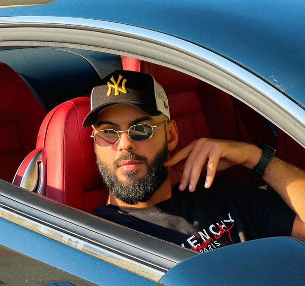 Dẫu sự thật là vậy, 3 chàng trai vẫn khiến chị em phải “đổ gục” bởi vẻ ngoài nam tính, rắn rỏi. 3 người đàn ông trong danh sách này chính là Omar Borkan Al Gala, Hoàng tử Mutaib và Imran Abbas Naqvi. Trong đó, Omar là chàng trai đẹp và được chú ý nhất trong 3 chàng.