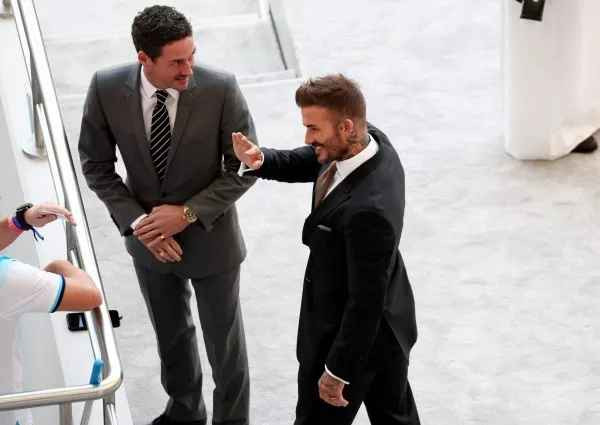 Trước giờ bóng lăn, Beckham còn dành thời gian trò chuyện với một thành viên ban tổ chức và khán giả