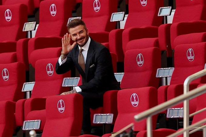 Trong chùm ảnh trước giờ bóng lăn, David Beckham xuất hiện trên khán đài từ rất sớm với vẻ lịch lãm thường nhật.