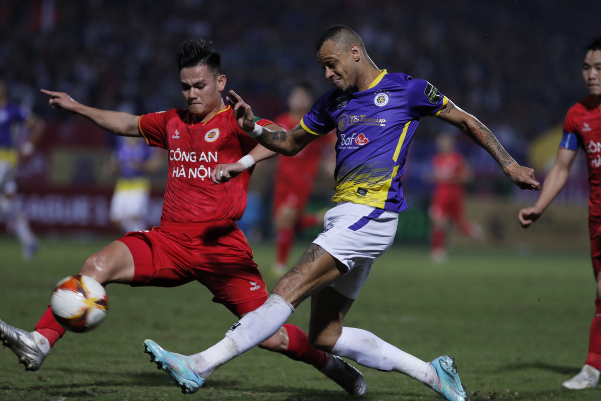 Van Quyet co cu dup, Ha Noi FC danh bai tan binh V-League 2023