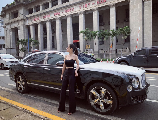 Sinh con chưa lâu nhưng Lê Loan cũng lấy lại vóc dáng rất nhanh, thậm chí còn vừa có màn khoe dáng cùng bikini siêu hot, siêu xịn