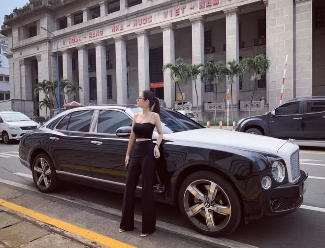 Sinh con chưa lâu nhưng Lê Loan cũng lấy lại vóc dáng rất nhanh, thậm chí còn vừa có màn khoe dáng cùng bikini siêu hot, siêu xịn