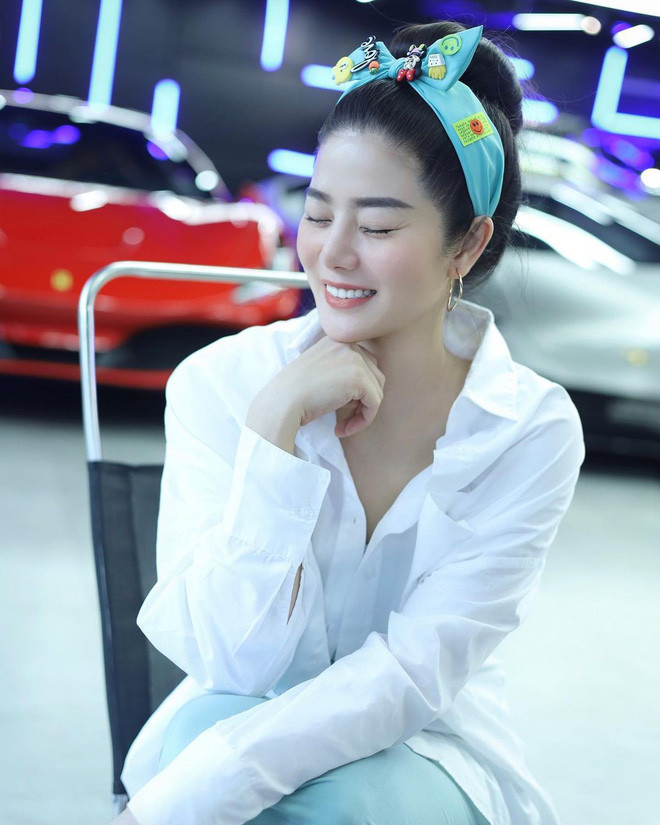 Lê Loan - hot girl nhà giàu mặc outfit màu gì đi siêu xe màu đấy đang bận rộn với công cuộc chăm sóc nhóc tỳ mới sinh.