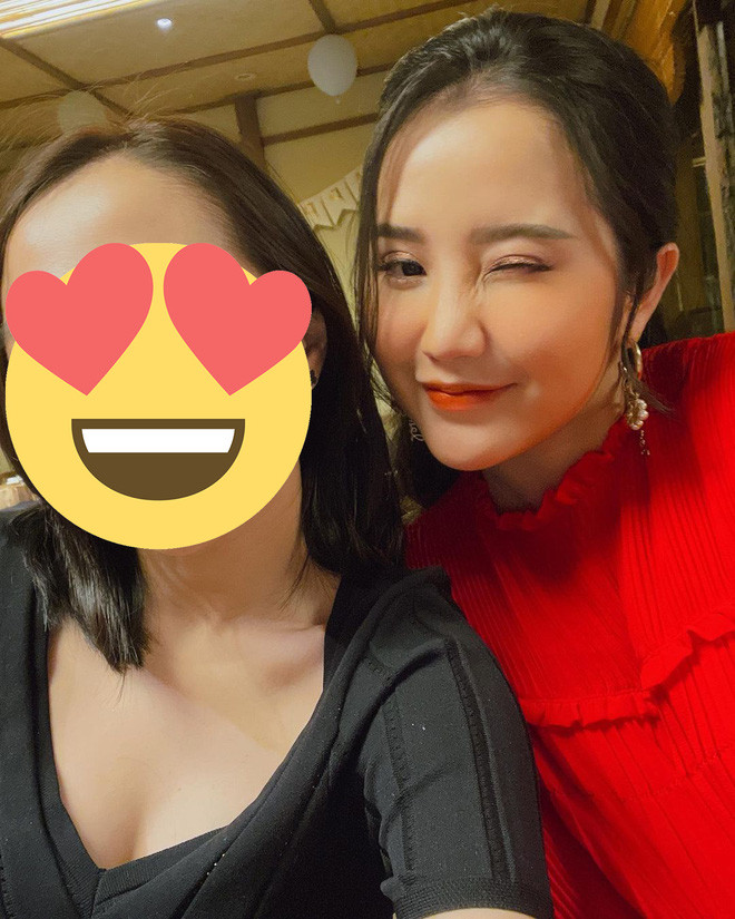 Hay khi quý tử đã qua đầy tháng, Primmy Trương vẫn gây ấn tượng với nhan sắc rạng rỡ, sắc sảo.