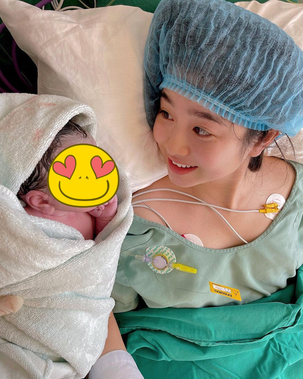 Vừa chính thức lên chức mẹ 2 con chiều 23/11, Nam Thương đã kịp chứng minh mình xứng đáng là mẹ bỉm sữa xinh nhất thiên hạ.