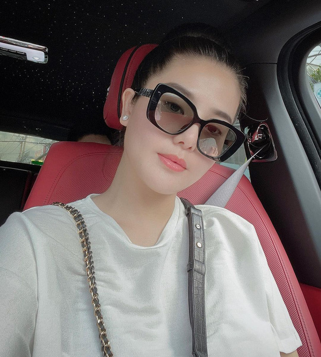 Dù bận chăm con nhỏ nhưng rich kid Lê Loan cũng không quên ghi tên mình vào đường đua mẹ "bỉm sữa" đẹp vạn người mê.