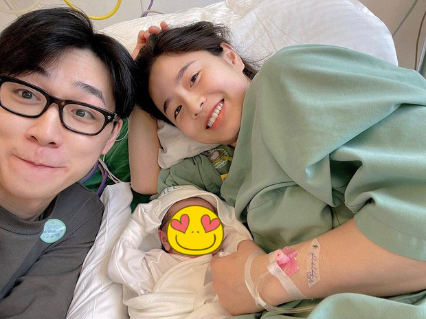 Mới trải qua quá trình "vượt cạn" vất vả và đau đớn nhưng mẹ Nam Thương vẫn duy trì phong độ nhan sắc vốn có với làn da mịn màng, gương mặt rạng rỡ và thần thái thì miễn chê luôn.