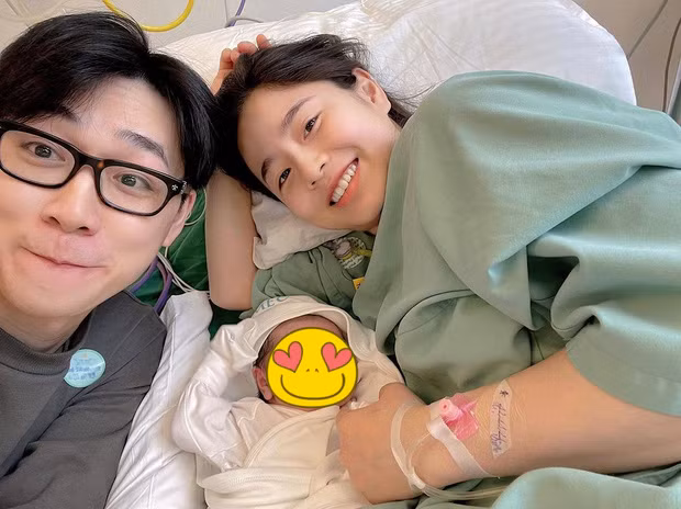 Mới trải qua quá trình "vượt cạn" vất vả và đau đớn nhưng mẹ Nam Thương vẫn duy trì phong độ nhan sắc vốn có với làn da mịn màng, gương mặt rạng rỡ và thần thái thì miễn chê luôn.