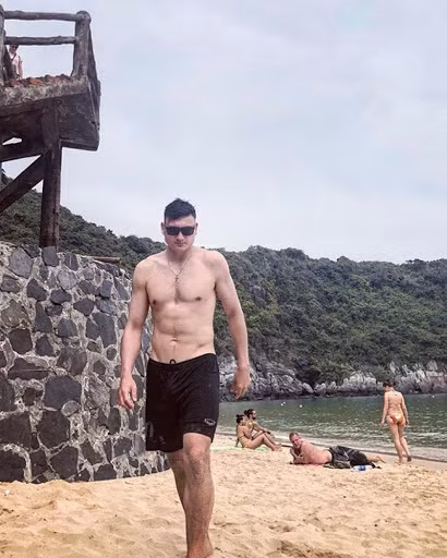 Cùng ngắm thêm những hình ảnh khoe "múi sầu riêng" căng đét, Đặng Văn Lâm làm hội chị em "hú hét".