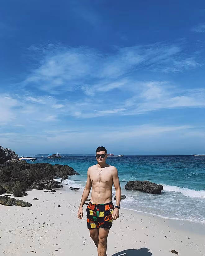 Chẳng kém cạnh các đồng đội là cầu thủ đội tuyển Việt Nam, Đặng Văn Lâm ở trời Nhật xa xôi cũng không kém cạnh khoe ngay body xịn xò lên MXH.