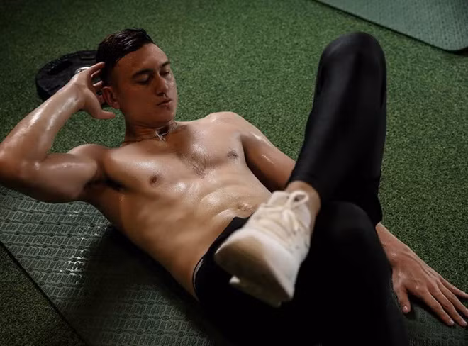 Ở story tham chiến cùng đồng đội là cầu thủ Việt Nam, Đặng Văn Lâm ngoài gương mặt điển trai vốn có còn sở hữu thân hình hút mắt với các cơ bắp cuồn cuộn, đặc biệt là cơ bụng với múi nào ra múi đó, quyến rũ vô cùng.