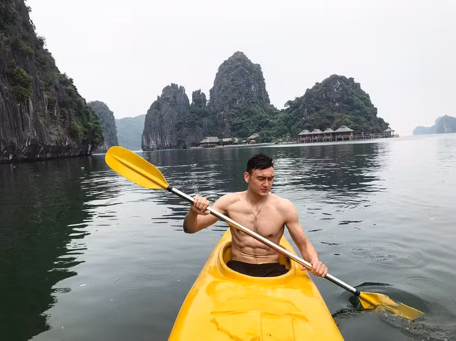 Đây không phải lần đầu tiên Đặng Văn Lâm khiến netizen "xỉu up xỉu down" bởi thân hình với những múi cơ đẹp như "tạc tượng" của mình.