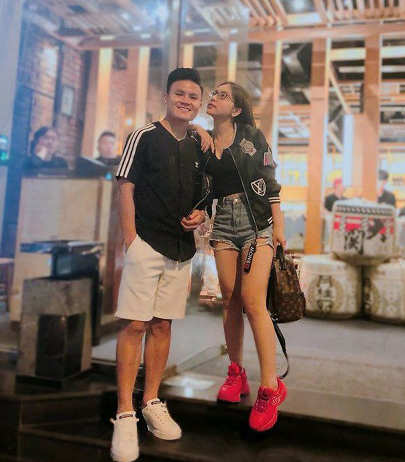 Nhật Lê là người đầu tiên Quang Hải công bố với các fan. Chuyện tình của cặp đôi này tưởng chừng sẽ đi tới cái kết viên mãn nhưng ai ngờ lại "đứt gánh giữa đường".