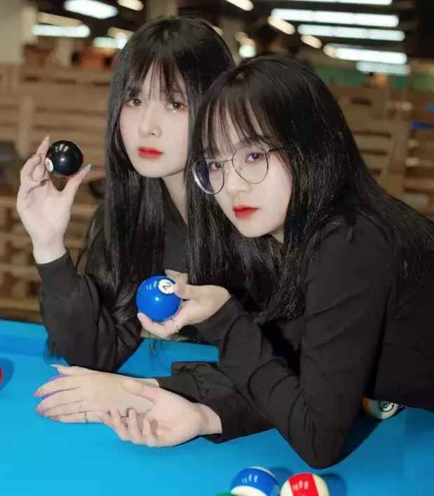 Dù không phải chị em ruột nhưng mức độ thân thiết của Gấm Kami và Quỳnh Alee khiến nhiều người ngạc nhiên vì lúc nào cũng dính với nhau như hình và bóng.