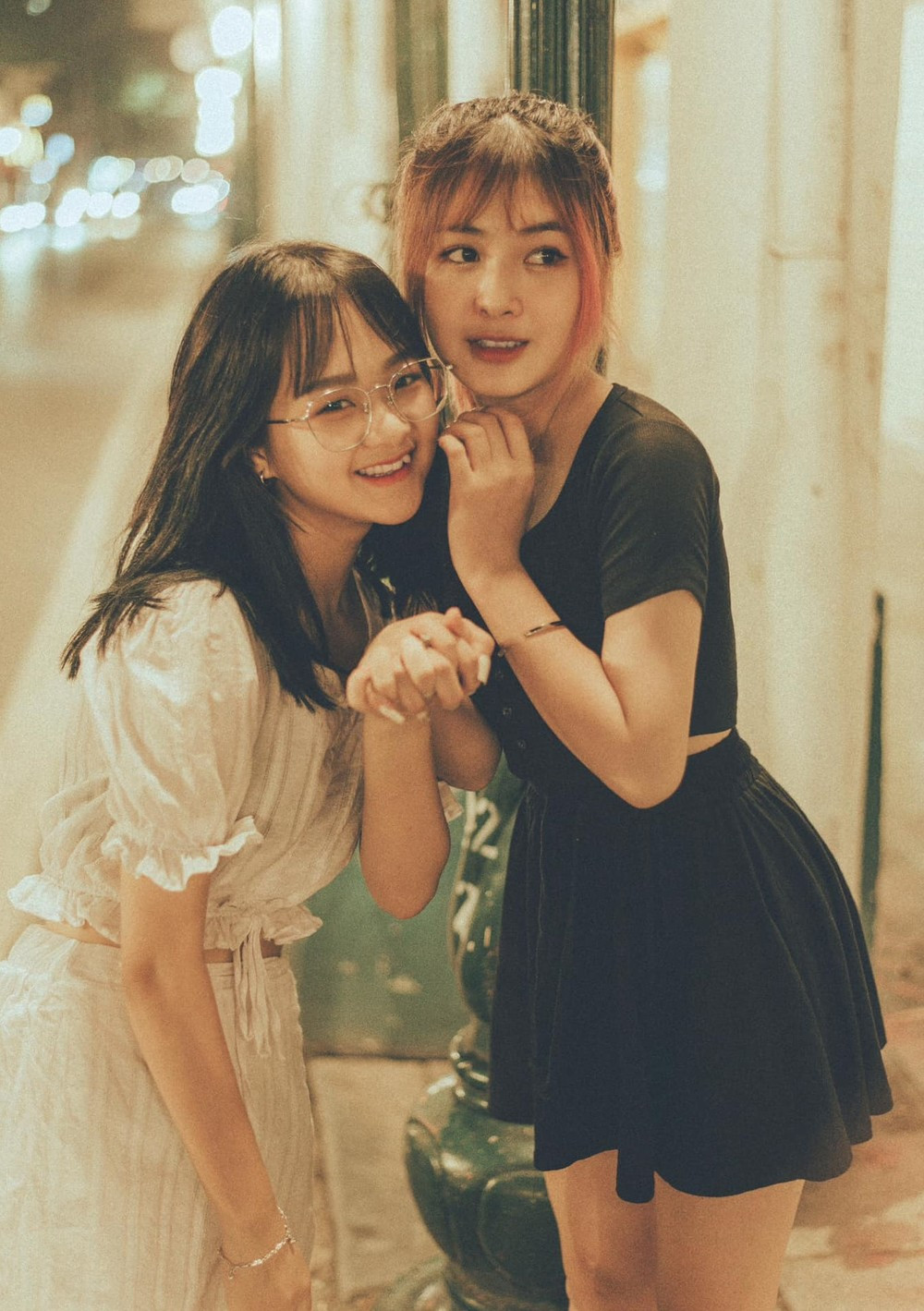 So với Gấm Kami, profile của Quỳnh Alee cũng khiến nhiều người trầm trồ. Hot girl tên thật là Bùi Thị Quỳnh, từng được mệnh danh là "nữ thần học đường" khi nổi lên với loạt ảnh mặc áo dài trắng và đồng phục học sinh.