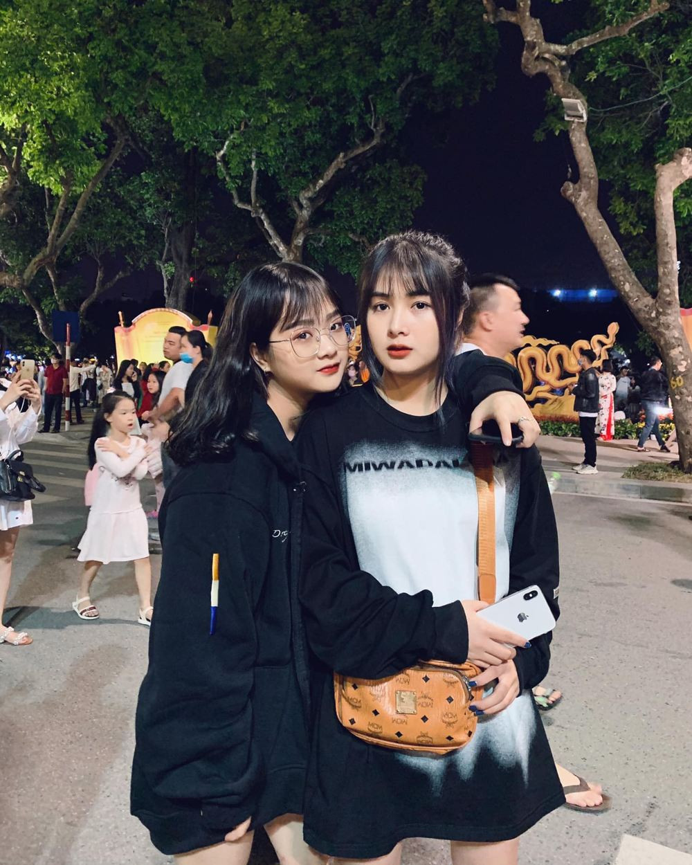 Gấm Kami tên đầy đủ là Ma Thị Hồng Gấm, là người dân tộc Tày. Cô nàng sinh năm 2000 hiện đang hoạt động năng nổ trong giới streamer cũng như là một TikToker nổi tiếng. Hot girl 10X hiện đang là sinh viên trường Đại học Luật Hà Nội.