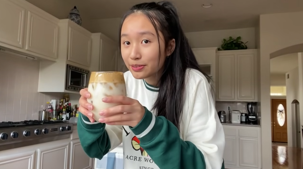 Và để nhìn lại năm 2020, mới đây Jenny Huỳnh đã làm clip tổng hợp hot trends làm mưa làm gió trên MXH.