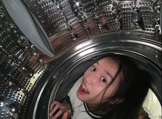 Thế nhưng khi nghiêm túc pose dáng thì thành quả mà Jenny thu về vẫn thời trang như thường. Cô bạn còn tấm tắc khen: "Quá là thời trang luôn nè!".