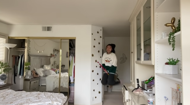 Một vài trend khác trong năm 2020 cũng được Jenny liệt kê như nhảy trên không, chụp ảnh trong máy giặt, đeo khẩu trang (dù không phải trend nhưng là một gợi ý của dân mạng) và cuối cùng là pha ghép đầu cắt moi hài hước.