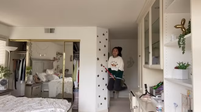 Một vài trend khác trong năm 2020 cũng được Jenny liệt kê như nhảy trên không, chụp ảnh trong máy giặt, đeo khẩu trang (dù không phải trend nhưng là một gợi ý của dân mạng) và cuối cùng là pha ghép đầu cắt moi hài hước.