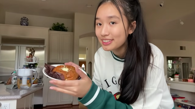 Loạt hot trend mạng xã hội như cafe Dalgona, thử đồ ăn liền Trung Quốc, cosplay nhân vật Among Us, nhảy trên không,... đều được, Jenny Huỳnh kể không sót thứ gì.