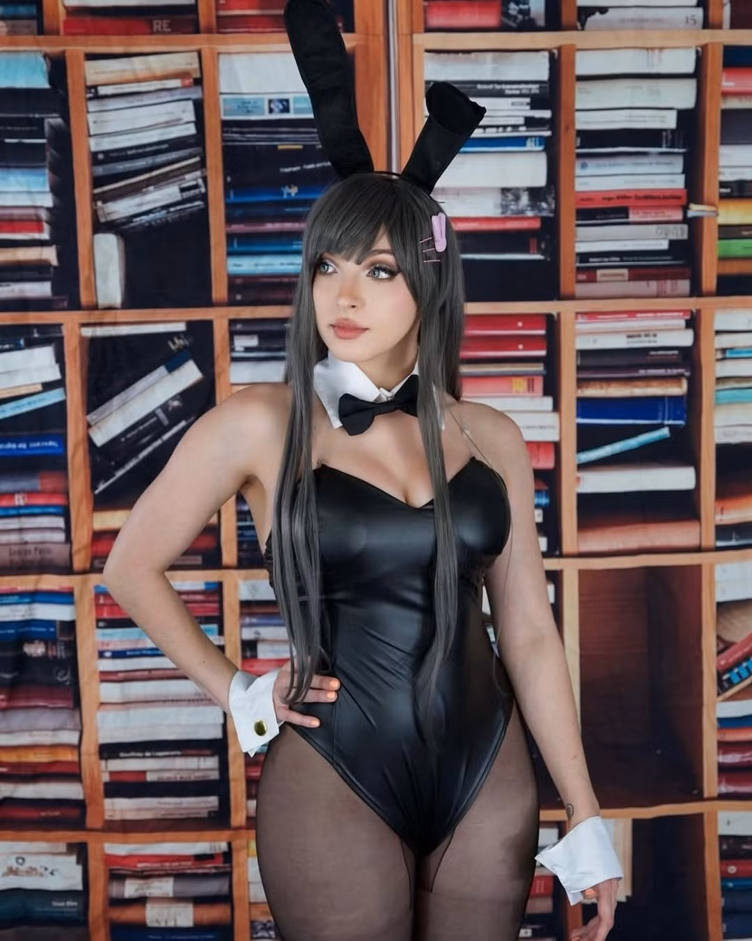 Đặc biệt, gương mặt đẹp sắc sảo, ánh mắt lạnh lùng cùng thần thái sang chảnh đã tái hiện gần như hoàn hảo hình tượng của Emma Frost bước ra từ tranh vẽ.