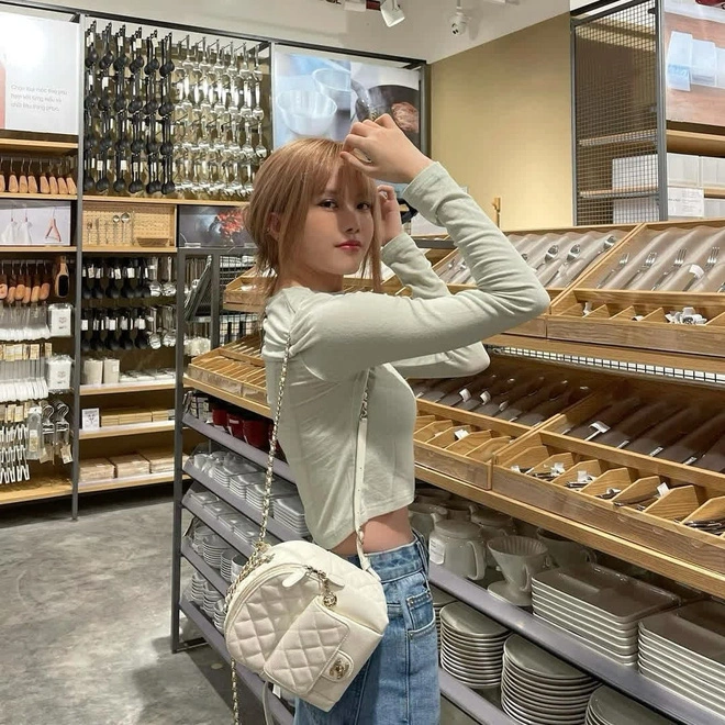 Thiều Bảo Trâm sở hữu nhiều khoảnh khắc xinh đẹp khi đi siêu thị. Thời trang của giọng ca gốc Thanh Hóa khi đi siêu thị thường ưu tiên những item trẻ trung, khoe khéo được thân hình chuẩn chỉnh mà bản thân dày công tập luyện.