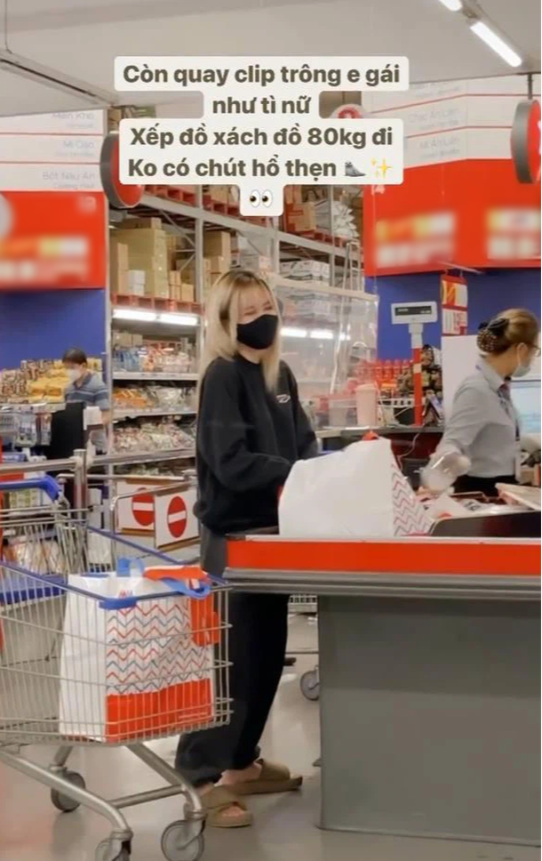 Tuy nhiên, có đôi lúc người đẹp 9x lại xuất hiện với diện mạo giản dị, mộc mạc bất ngờ. Thiều Bảo Trâm từng khiến người hâm mộ thích thú khi diện quần áo nỉ và mang dép bệt khi đi siêu thị. Thậm chí, giọng ca đình đám còn nhận bản thân là "tỳ nữ" cũng như nhận xét bản thân đầy hài hước, đáng yêu.