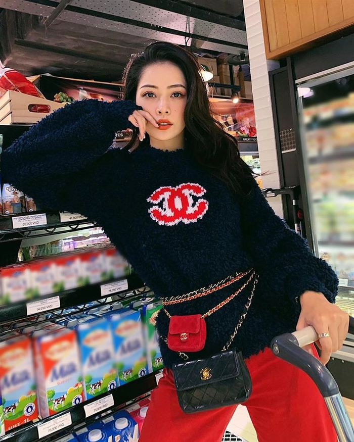 Chi Pu từng hứng nhiều ý kiến trái chiều vì ngồi lên kệ hoa quả của siêu thị để chụp ảnh. Ảnh: FB Chi Pu