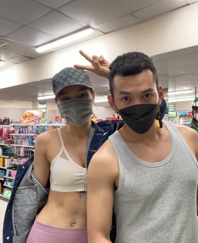 Phương Trinh Jolie từng nhiều lần diện trang phục tập thể thao khoe khéo vòng 2 gọn gàng khi đi siêu thị cùng ông xã.