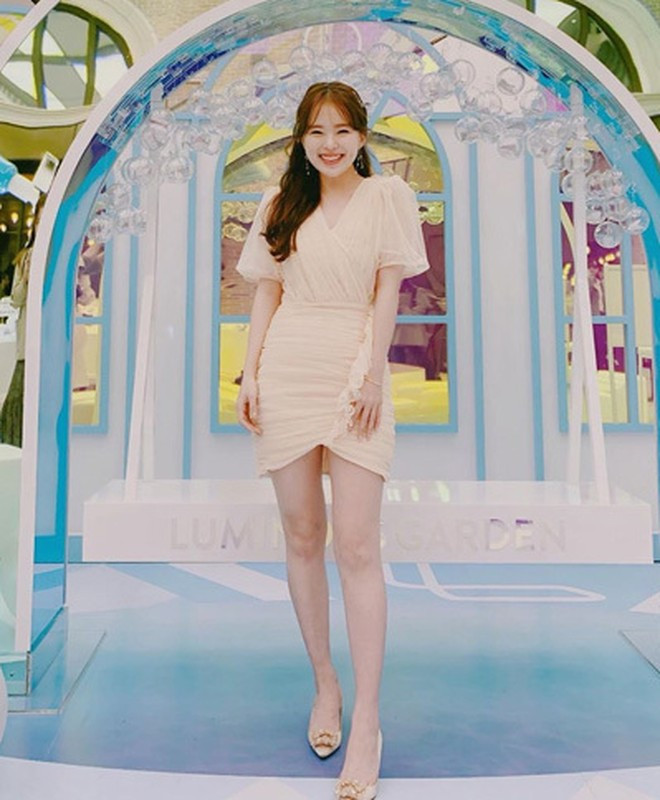 Tuy nhiên, lời xin lỗi của Lee Ha Neul không làm hài lòng dân mạng. Họ cho rằng, nàng hot girl chỉ viết thư để xoa dịu dư luận vì trên thực tế, cô nàng quay trở lại hoạt động sôi nổi trên mạng chỉ 3 ngày sau lá thư xin lỗi.