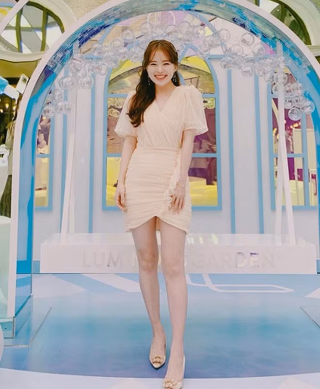 Tuy nhiên, lời xin lỗi của Lee Ha Neul không làm hài lòng dân mạng. Họ cho rằng, nàng hot girl chỉ viết thư để xoa dịu dư luận vì trên thực tế, cô nàng quay trở lại hoạt động sôi nổi trên mạng chỉ 3 ngày sau lá thư xin lỗi.