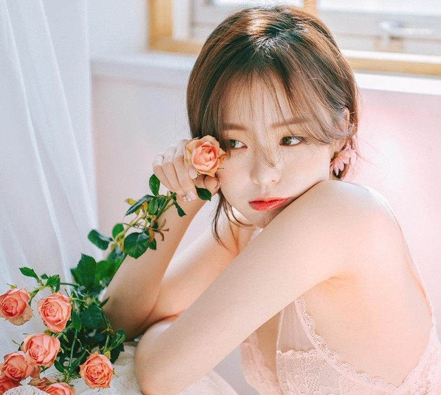 Tận dụng sự nổi tiếng, Lee Ha Neul đã mở một thương hiệu nội y riêng. Từ đó, tên tuổi của cô không chỉ dừng lại ở vẻ ngoài xinh đẹp mà còn được biết đến như nữ CEO tài năng.