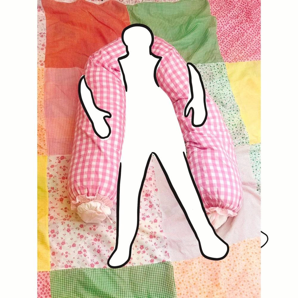 Gối ôm tuy đơn giản nhưng cách sử dụng lại không hề giản đơn chút nào và còn có thể dành cho nhiều đối tượng khác nhau.