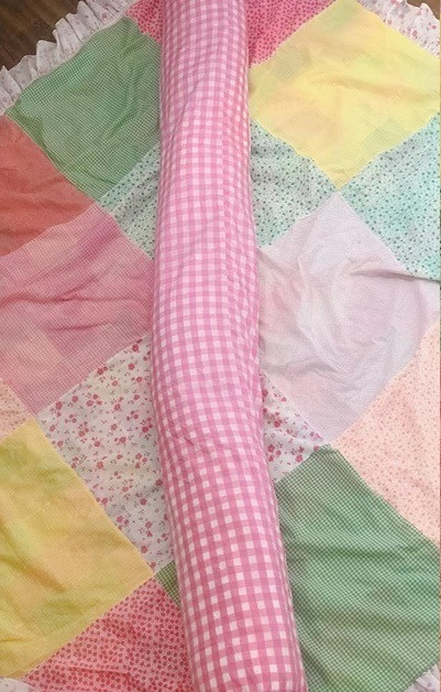 Cụ thể, để khách hàng không phải lo lắng về cách sử dụng gối ôm, cô chủ tiệm đã chú thích hướng dẫn qua từng ảnh rất có tâm.