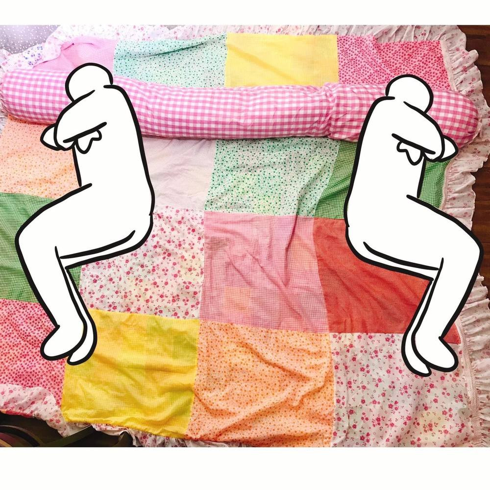 Bên cạnh việc để ôm, những chiếc gối của cửa hàng trên còn được dân mạng hiến kế như: "Nhà cháy có thể dùng làm dải lụa tiên nữ, quàng trên vai nhảy lầu thoát thân. Nhà có trộm ứng dụng tự vệ, một siết cổ trộm, hay chơi kéo co kéo dài thời gian."