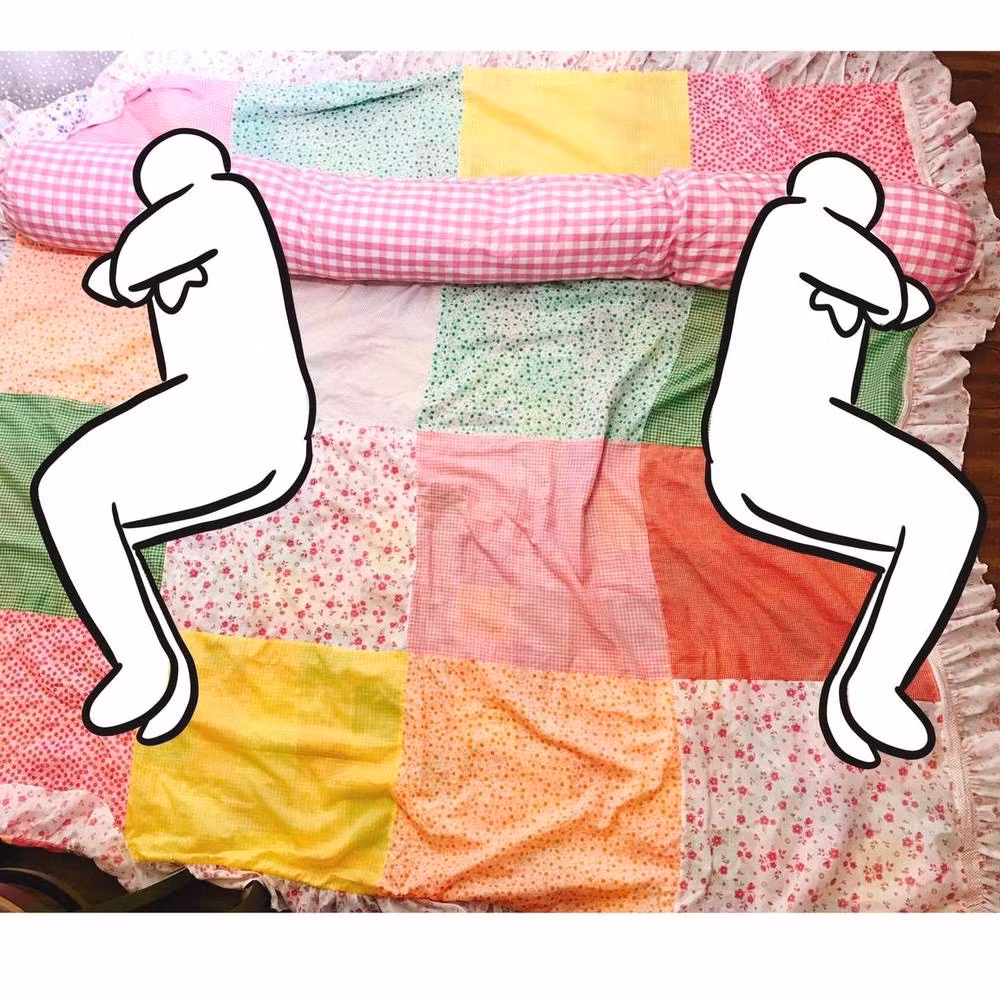 Bên cạnh việc để ôm, những chiếc gối của cửa hàng trên còn được dân mạng hiến kế như: "Nhà cháy có thể dùng làm dải lụa tiên nữ, quàng trên vai nhảy lầu thoát thân. Nhà có trộm ứng dụng tự vệ, một siết cổ trộm, hay chơi kéo co kéo dài thời gian."