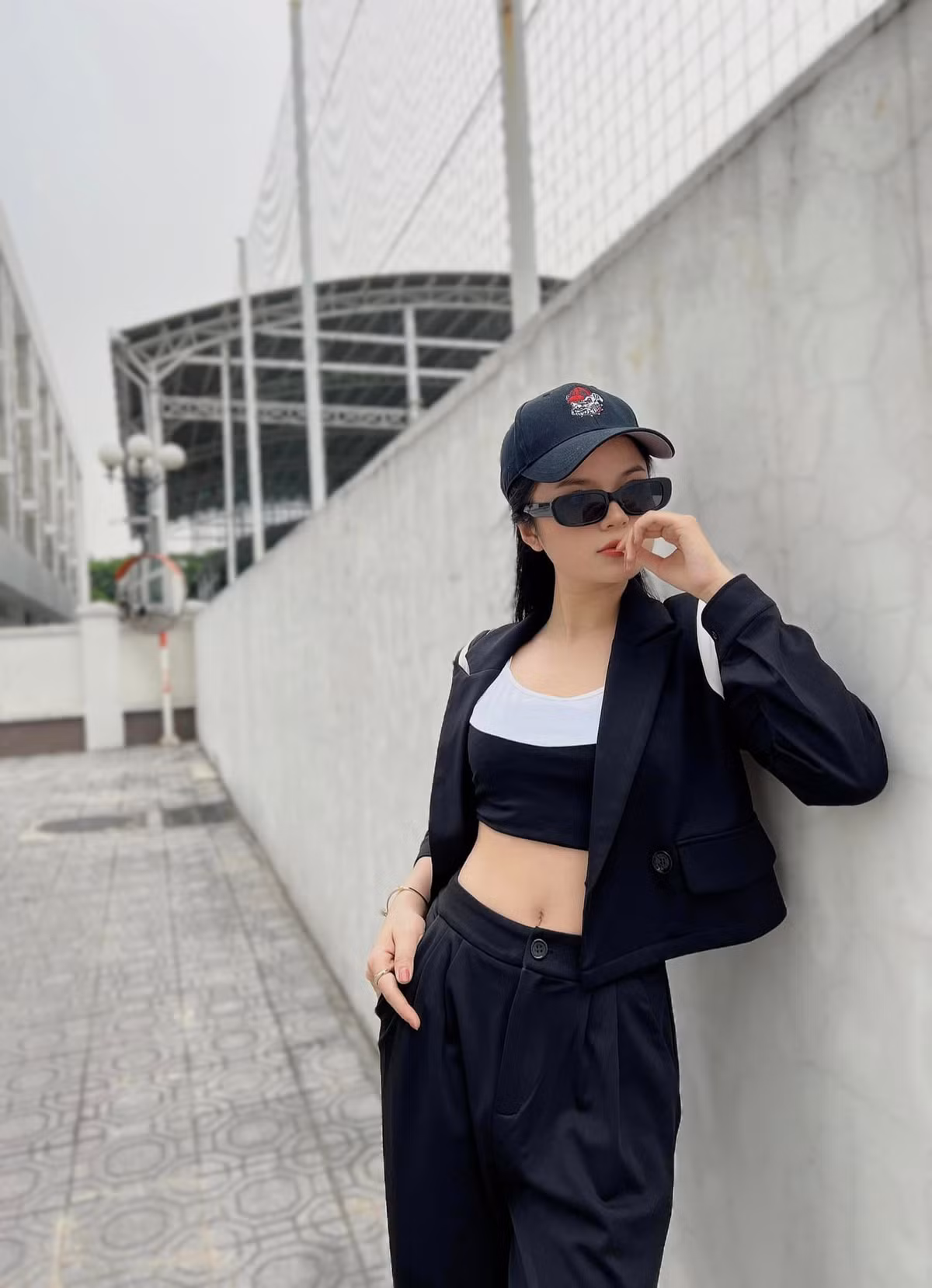 Dù có chiều cao hơi khiêm tốn nhưng bù lại Hà Đan sở hữu gương mặt xinh đẹp và hình thể cân đối nên cô biết cách tôn vinh chúng bằng những bộ thiết kế phù hợp.