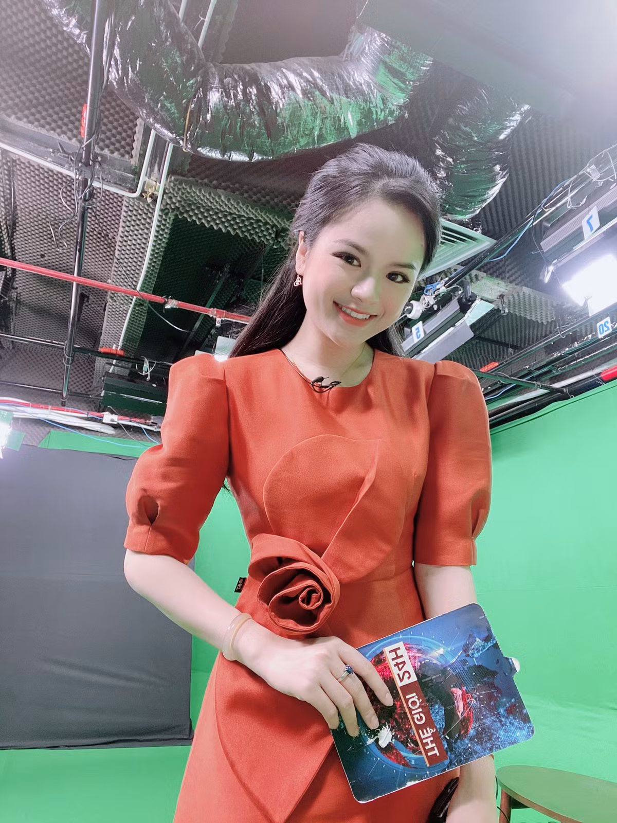 Hà Đan chuộng các trang phục trẻ trung từ màu sắc đến kiểu dáng và gợi cảm vừa đủ.