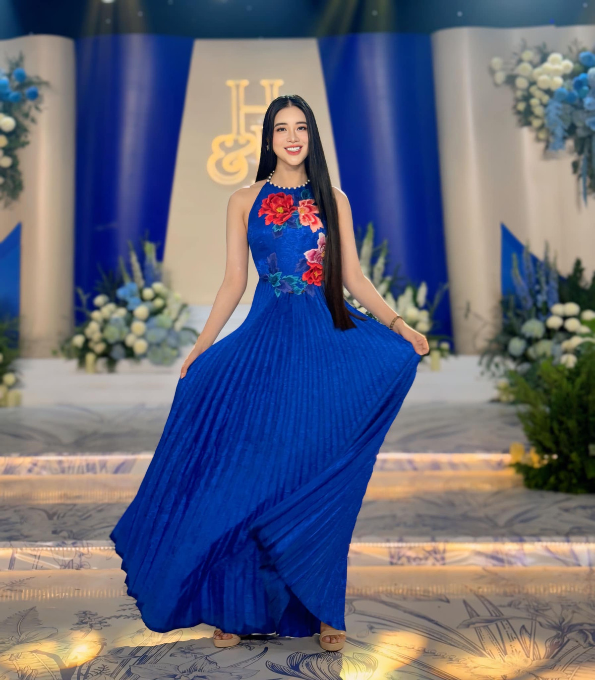 Trên trang cá nhân của mình, Quỳnh Trang bày tỏ: ''Hôm nay em Hoa Hậu Vỉa Hè vào vai cô MC của 'siêu đám cưới' họt nhất đầu năm 2024. Cả nhà nhìn ảnh có đoán được là đám cưới của cặp đôi nào không ạ?''.