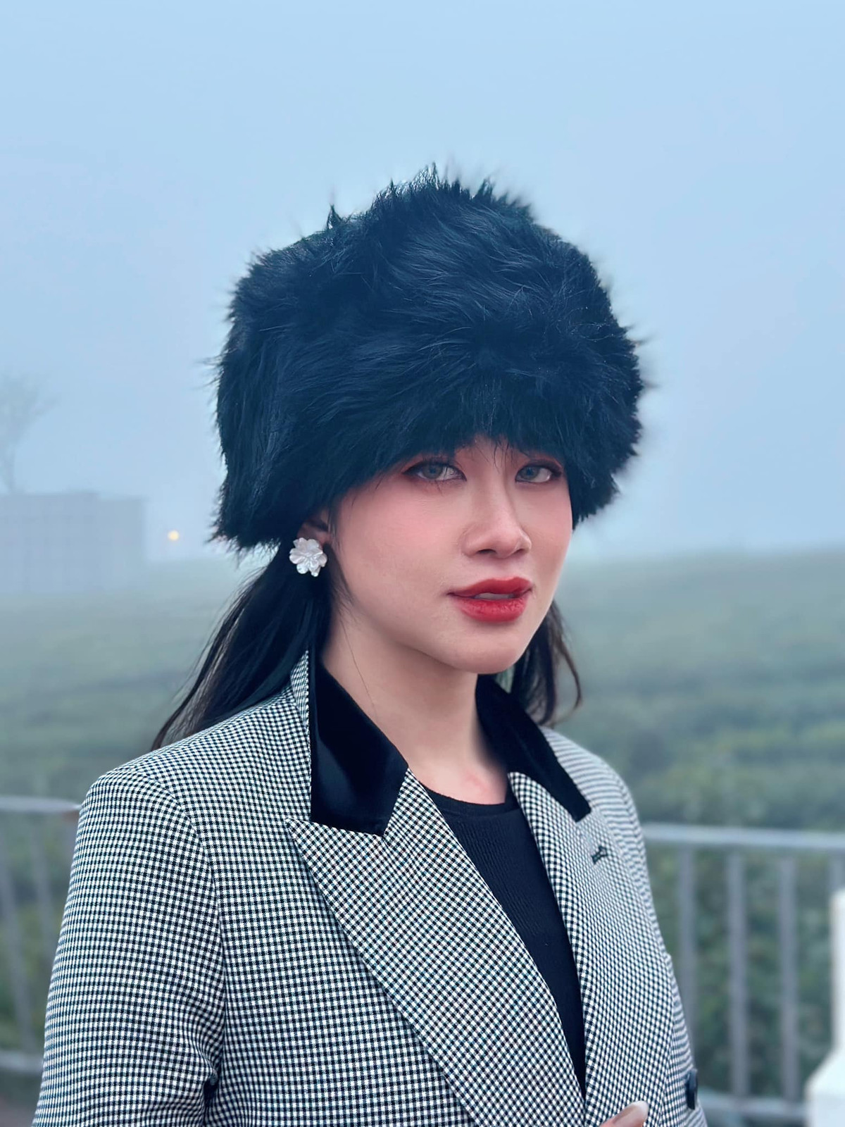 Xuất hiện tại đám cưới Quang Hải trong vai trò MC, Quỳnh Trang diện một chiếc váy được thiết kế theo kiểu dáng yếm cách điệu, tóc để thẳng đen tôn lên vẻ đẹp tự nhiên.