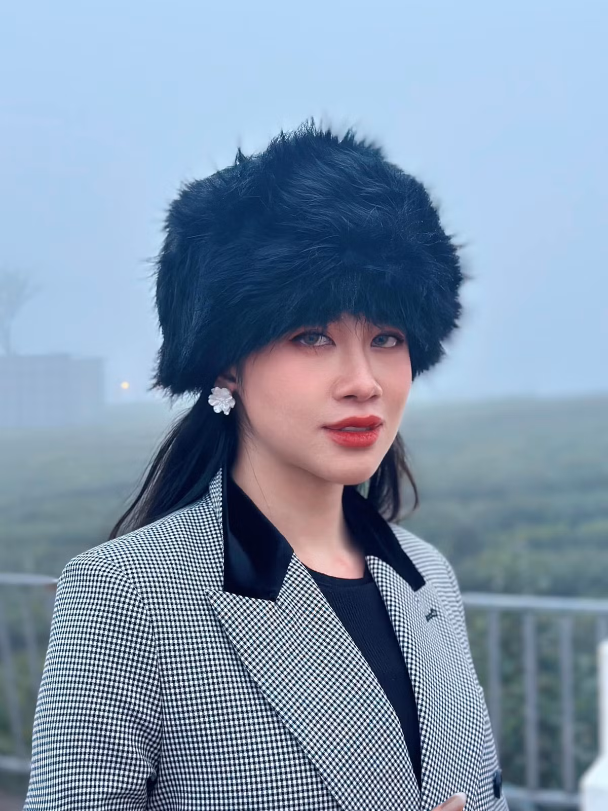 Xuất hiện tại đám cưới Quang Hải trong vai trò MC, Quỳnh Trang diện một chiếc váy được thiết kế theo kiểu dáng yếm cách điệu, tóc để thẳng đen tôn lên vẻ đẹp tự nhiên.