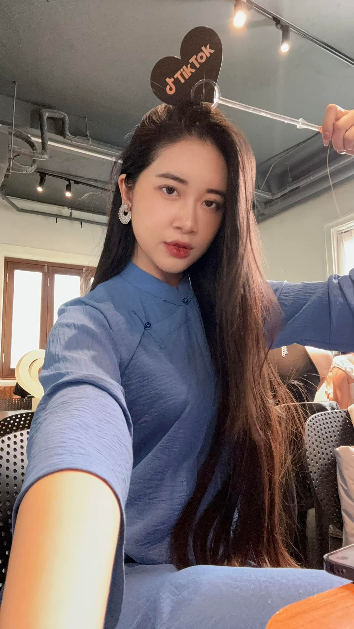 Bên cạnh đó, người đẹp sinh năm 1997 cho biết bản thân cũng vô cùng hồi hộp khi được giao trọng trách đặc biệt này trong ngày cưới của nam cầu thủ đội tuyển Việt Nam.